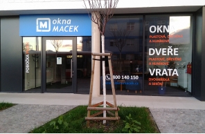 Vstup do pobočky Okna Macek Plzeň